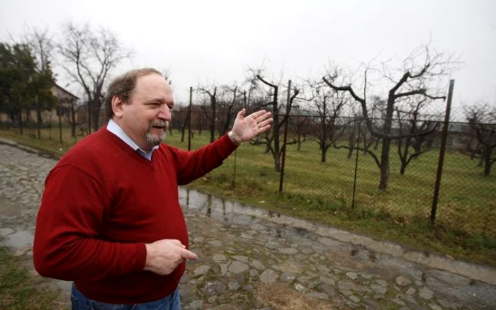 Vasile Ciurgăuan arată locul unde se va construi centrul de comandă