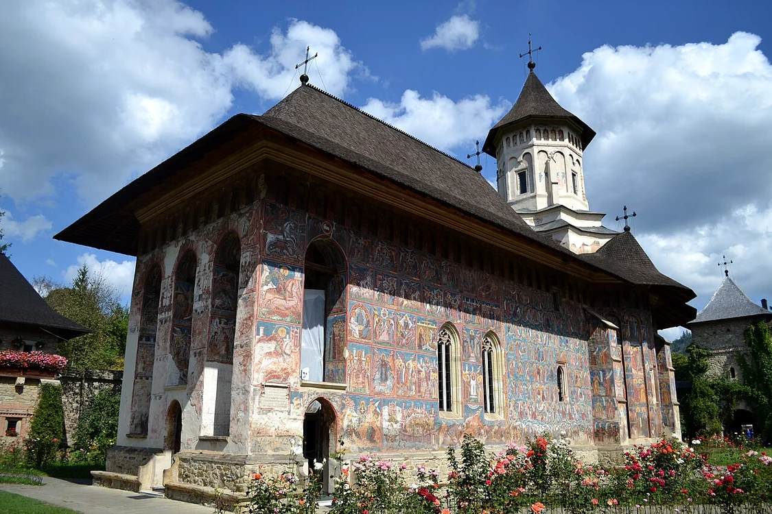 Mănăstirea Moldovița, una dintre destinațiile turistice apreciată de străini. Foto: Wikipedia. 
