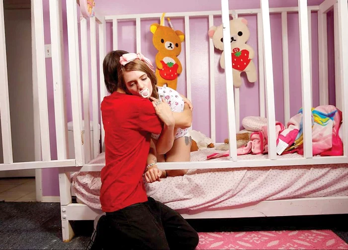 Incredibil! Jess se crede bebeluş şi face crize dacă nu-i dai păpuşi, biberonul şi nu-i schimbi scutecele