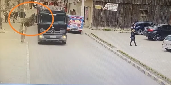 o caruta este lovita de un camion 
