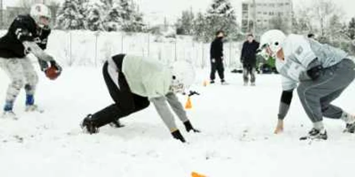 Jucătorii de fotbal american se antrenează indiferent de condiţiile meteo 