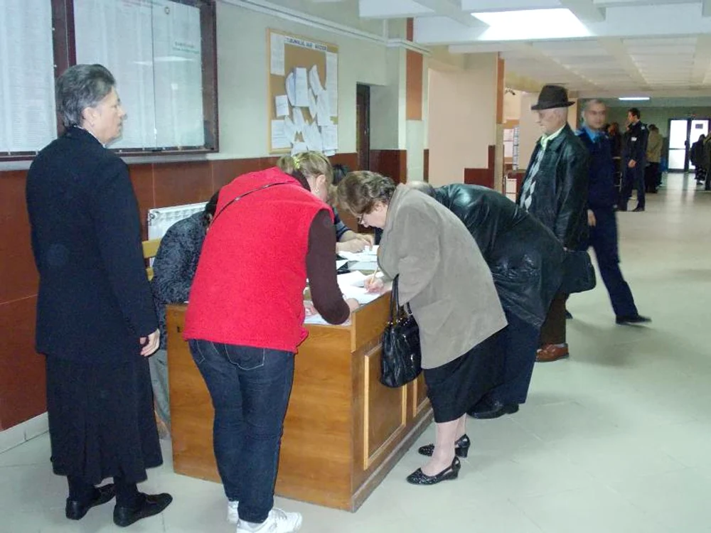 Pensionarii au stat la coadă la instanţă