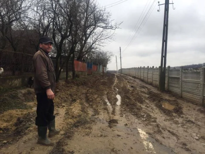 Toate uliţele din Cleanov sunt pline de gropi şi noroi