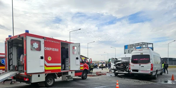 Coliziune între două microbuze pentru transport cu 19 victime în municipiul Sibiu Foto ISU Sibiu