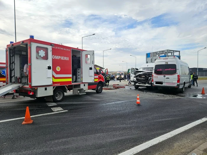 Coliziune între două microbuze pentru transport cu 19 victime în municipiul Sibiu Foto ISU Sibiu 
