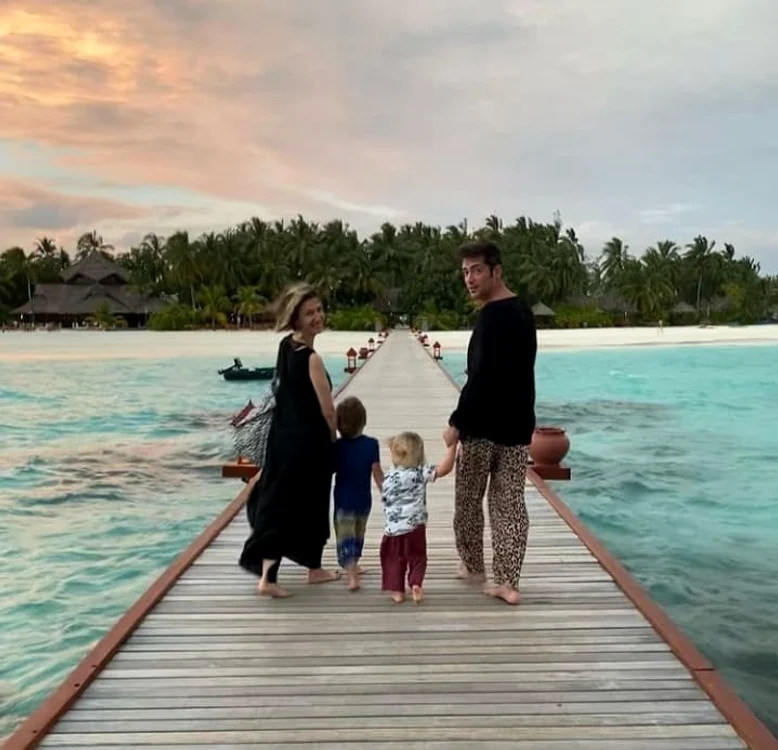 
    Adela și Radu sunt în vacanță alături de copii și Laura Cosoi, cu familia eiSursă foto: Arhivă personală   