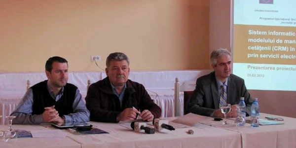 Directorul Direcţiei de Programe, Nicuşor Moldovan, primarul Mircea Hava şi managerul de proiect Cătălin Hristea