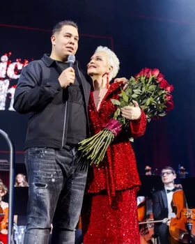 Aviv, fiul Monicăi Anghel, a urcat pe scenă la concertul mamei sale foto: Facebook 