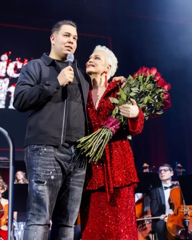 Aviv, fiul Monicăi Anghel, a urcat pe scenă la concertul mamei sale foto: Facebook 