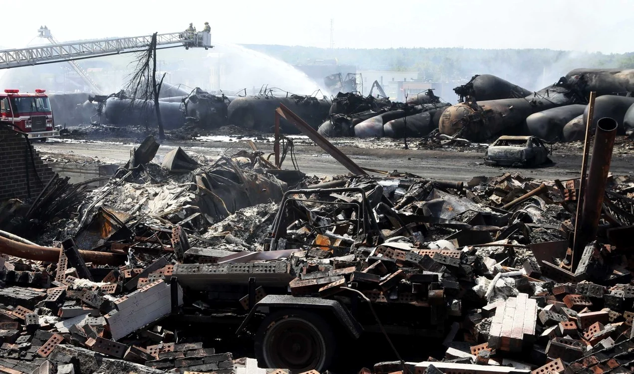 Trenul marfar care transporta ţiţei a deraiat în noaptea de vineri spre sâmbătă FOTO Reuters
