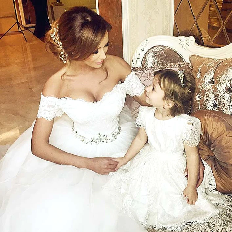 
    Bianca Drăgușanu a realizat o ședință foto îmbrăcată în mireasă. Ea face hăinuțe de gală și pentru fetițefoto: arhiva personală  