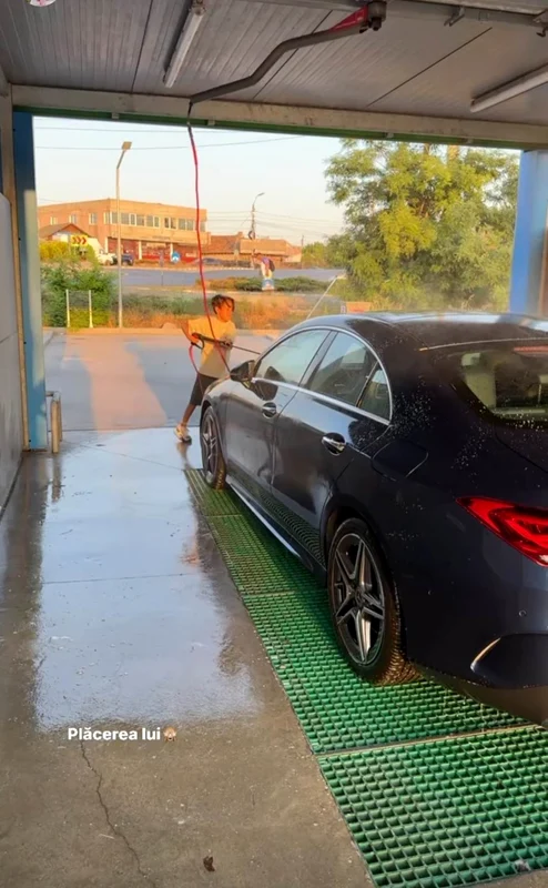 Băiatul Claudiei Pătrășcanu îi spală mașina vedetei. Sursă: Instagram