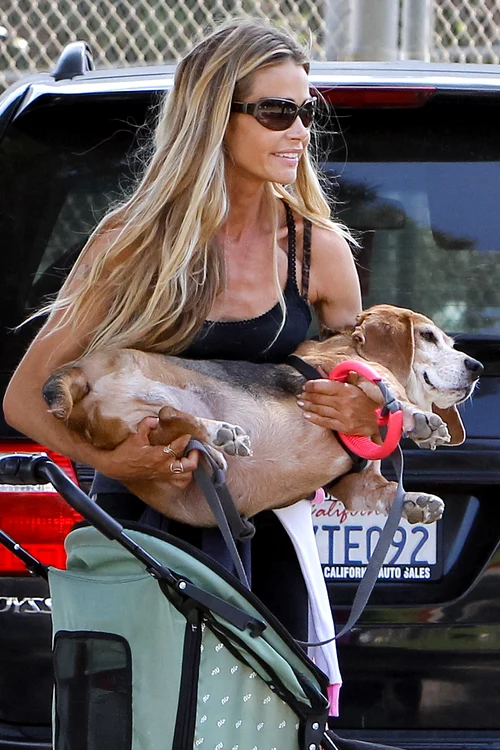 Dennis Richards şi căţelul ei iubit