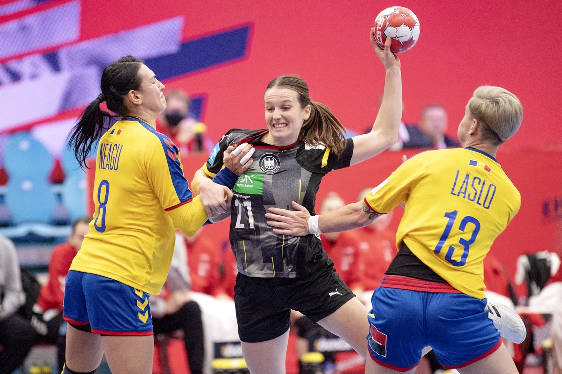 
    Neagu și Laslo încearcă să o blocheze pe MaidhofFoto: EPA-EFE  