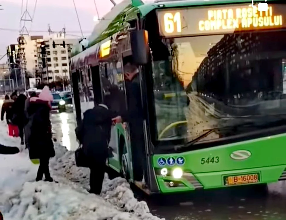 Șoferul a ajutat călătorii să intre în troleibuz FOTO: Captură video