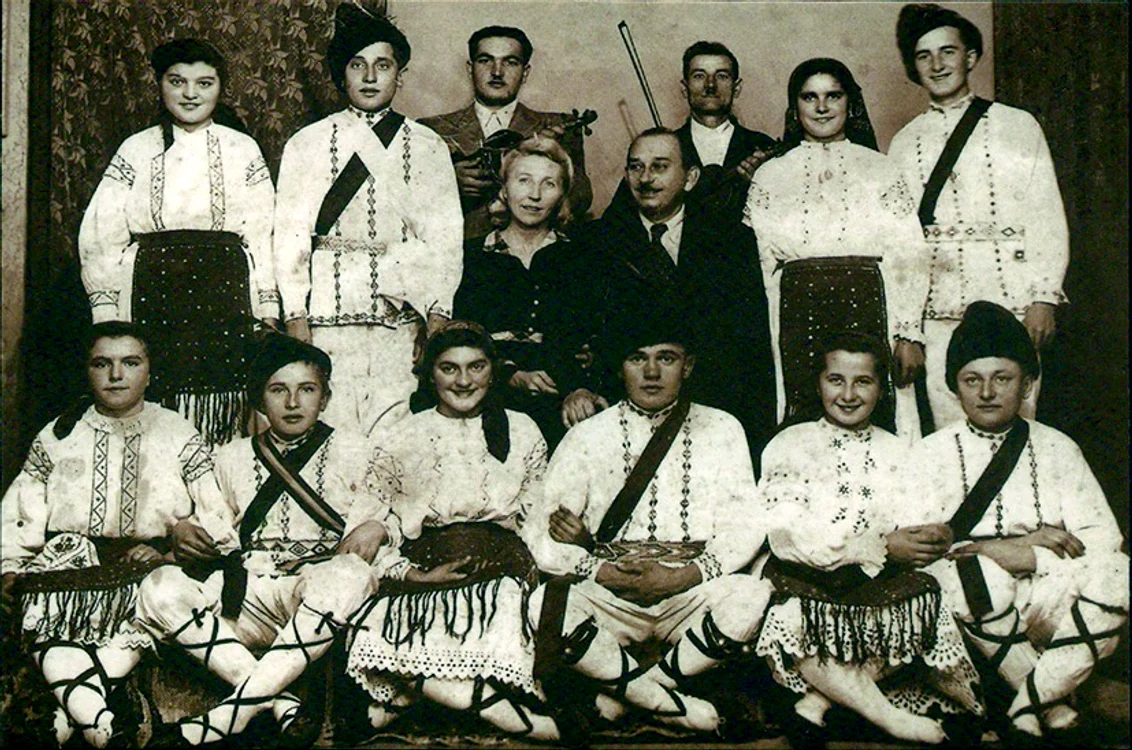 Echipa de dansuri din Micherechi (1947) când încă mai erau români în Ungaria