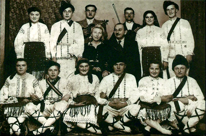 Echipa de dansuri din Micherechi (1947) când încă mai erau români în Ungaria