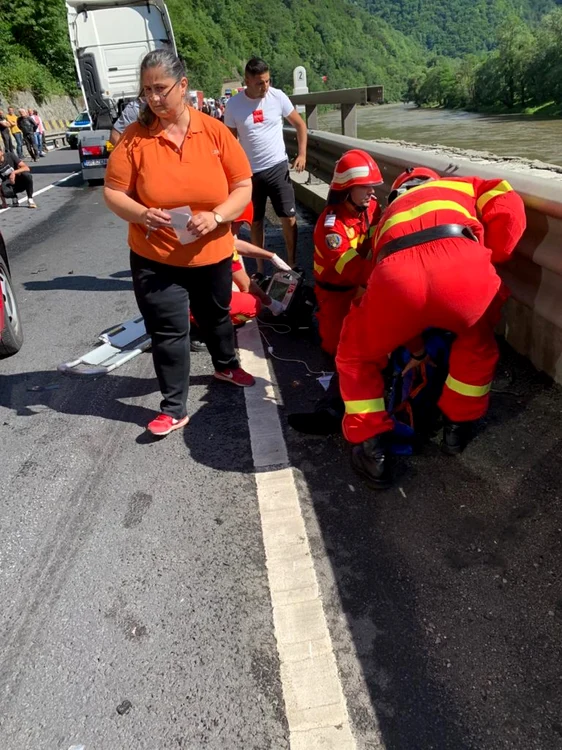 Accident rutier la graniţa dintre Vâlcea şi Sibiu - coliziune între un motociclist şi un autoturism soldată cu blocarea traficului Foto ISU Vâlcea