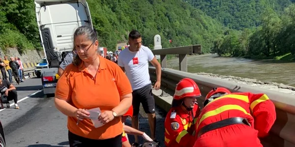 Accident rutier la graniţa dintre Vâlcea şi Sibiu - coliziune între un motociclist şi un autoturism soldată cu blocarea traficului Foto ISU Vâlcea