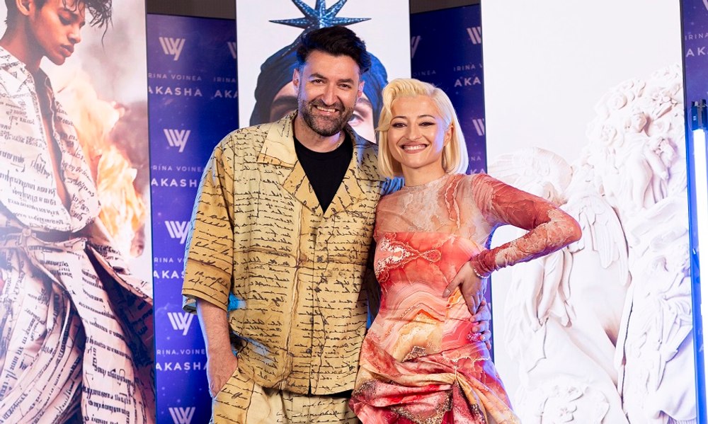 Smiley poartă „Akasha”, colecția de modă masculină creată cu ajutorul Inteligenței Artificiale de designerul Irina Voinea 