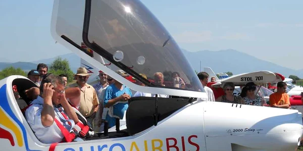 Primarul Ovidiu Creţu a zburat şi el cu un avion, la inaugurarea aerodromului / foto arhiva 
