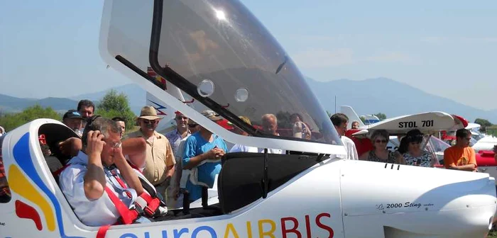 Primarul Ovidiu Creţu a zburat şi el cu un avion, la inaugurarea aerodromului / foto arhiva 