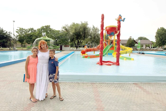 Mihaela şi gemenii Melissa şi AngeloFoto: Sever Gheorghe