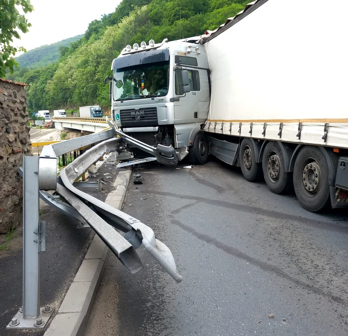 Un TIR a blocat circulația la ieșire din Defileul Oltului spre Vâlcea Foto Amator jpg