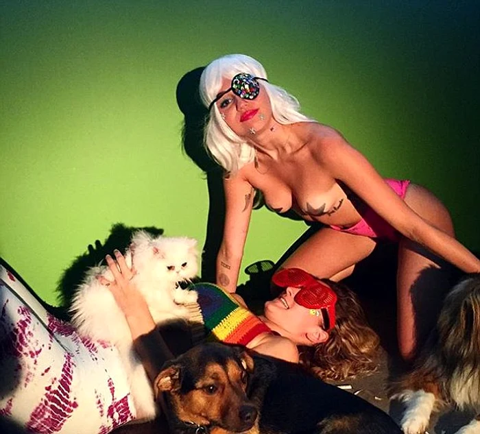 Miley Cyrus a pozat goală alături de câteva animale