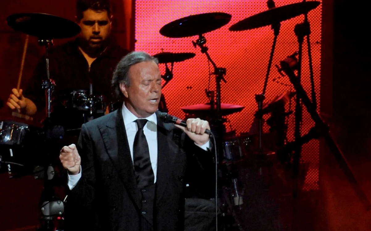 
    Julio Iglesias cântă la Mamaia, Galaţi şi Bucureşti  