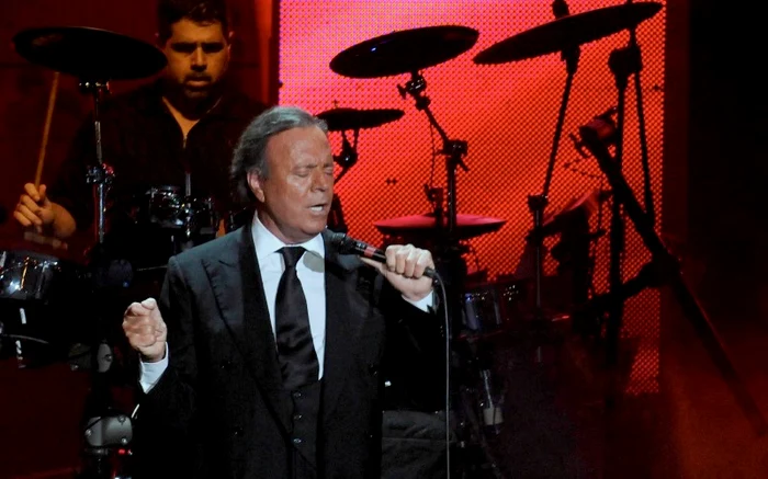 
    Julio Iglesias cântă la Mamaia, Galaţi şi Bucureşti  
