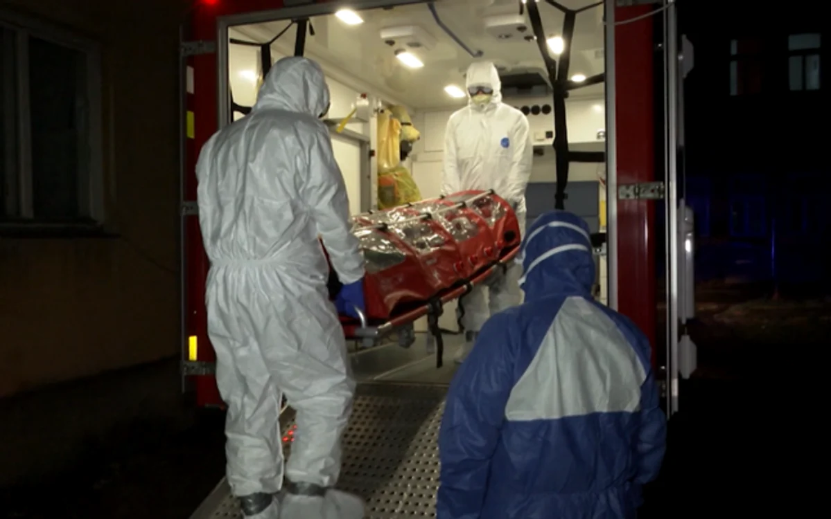 
    Șoferul de tir descoperit cu coronavirus a fost luat cu targa de un echipaj SMURDFoto: adevarul.ro  