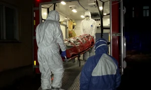 soferul de tir luat cu targa de smurd png