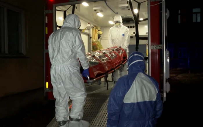 
    Șoferul de tir descoperit cu coronavirus a fost luat cu targa de un echipaj SMURDFoto: adevarul.ro  