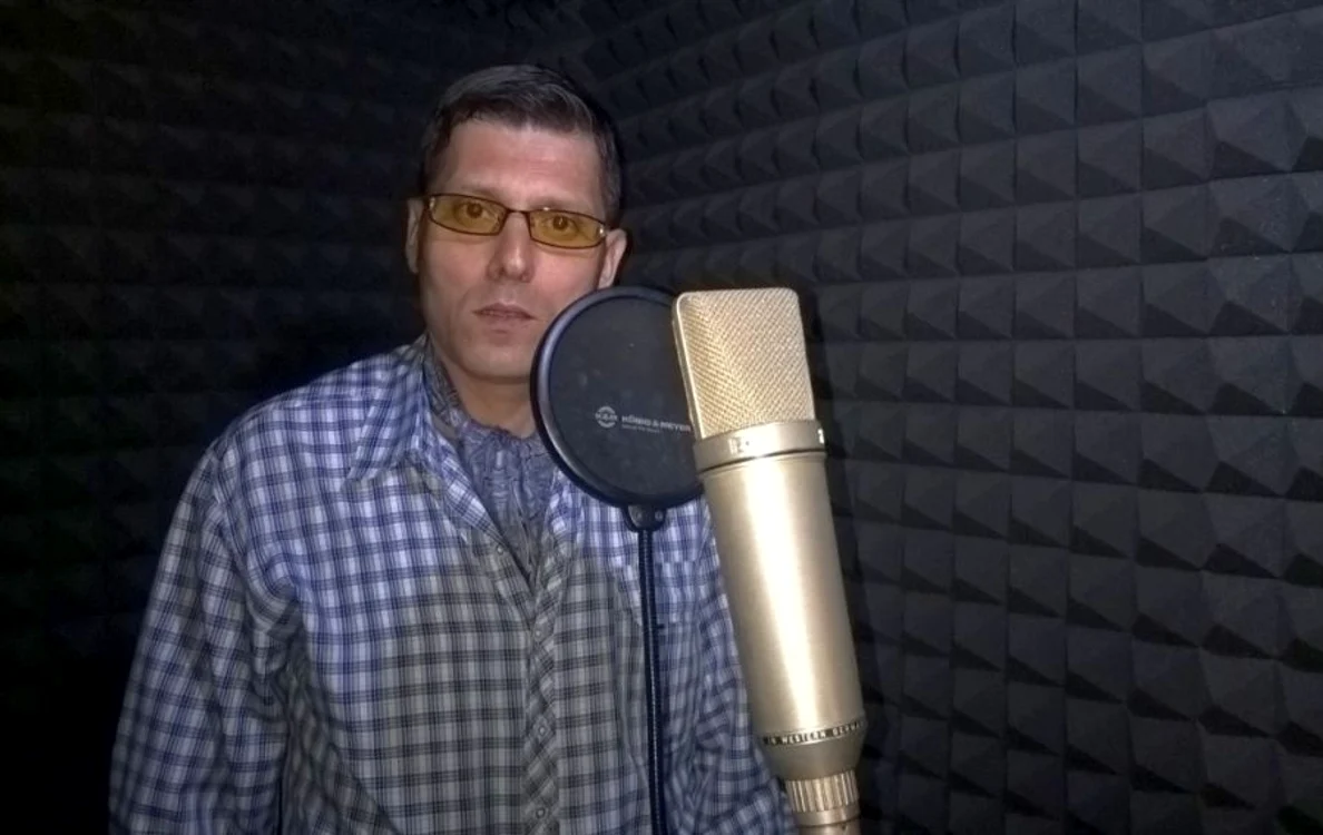 Ionuţ Petrescu lucrează la o piesă în memoria marelui interpret, pentru care stă ore în şir în studio