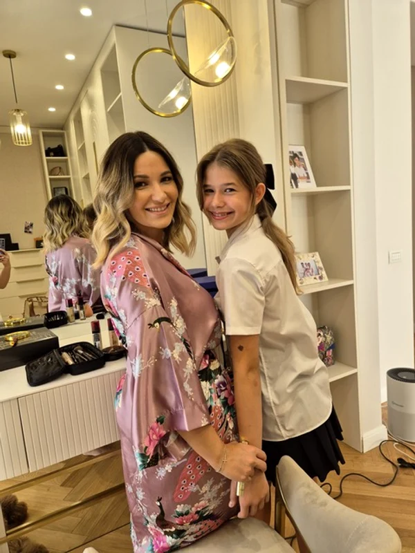 Ela Crăciun și Alesia înainte de școală