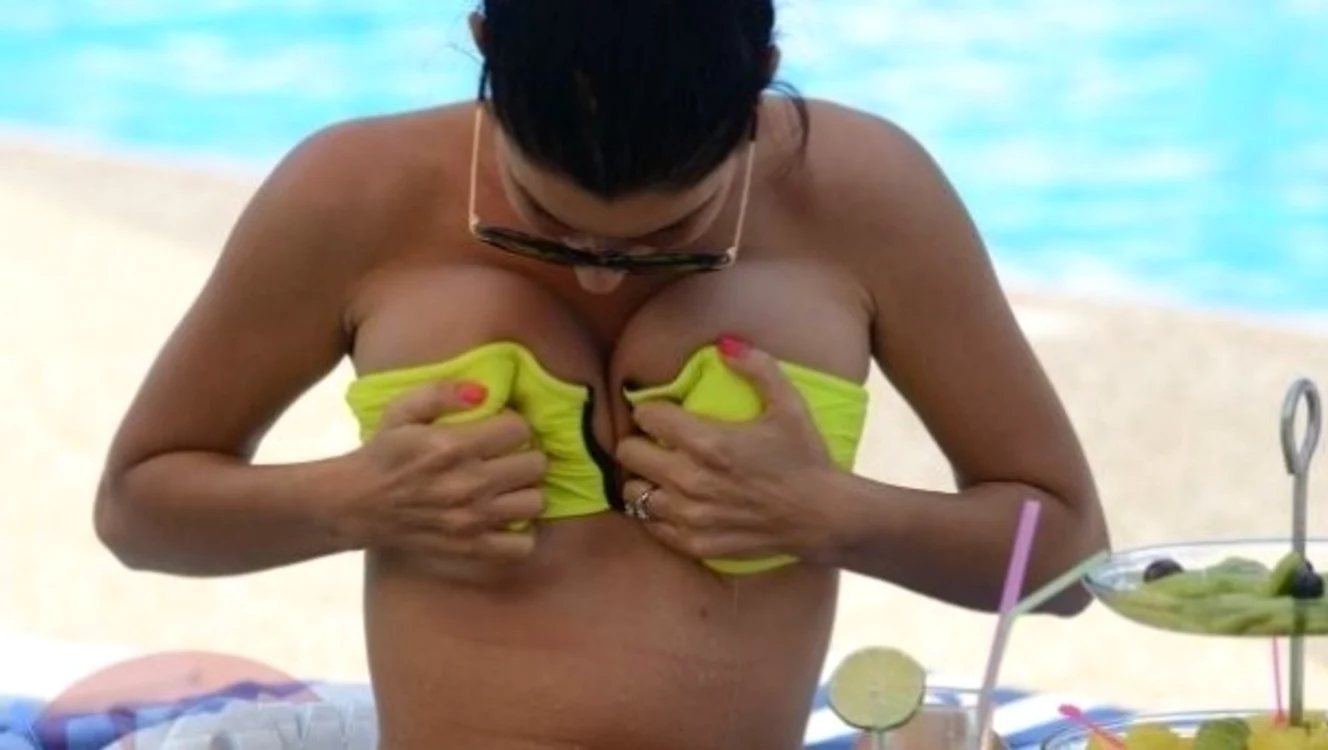 Andreea își masează sânii, încercând să stoarcă apa din sutien