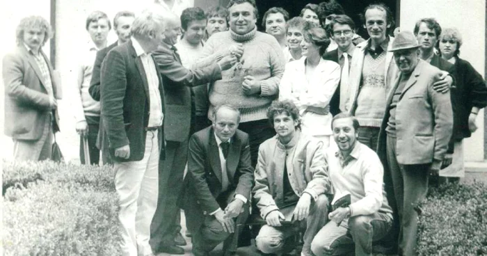 Adrian Păunescu alături de scriitorii bistriţeni la cenaclul literar „George Coşbuc“ din 1985