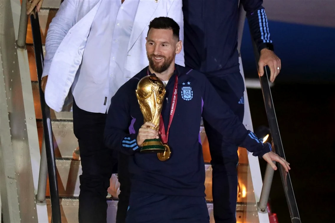 Lionel Messi ajunge la Buenos Aires cu Cupa Mondiala Foto EPA EFE