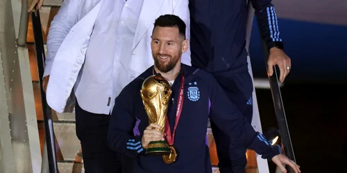 Lionel Messi ajunge la Buenos Aires cu Cupa Mondiala Foto EPA EFE