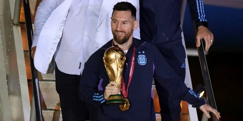 Lionel Messi ajunge la Buenos Aires cu Cupa Mondiala Foto EPA EFE