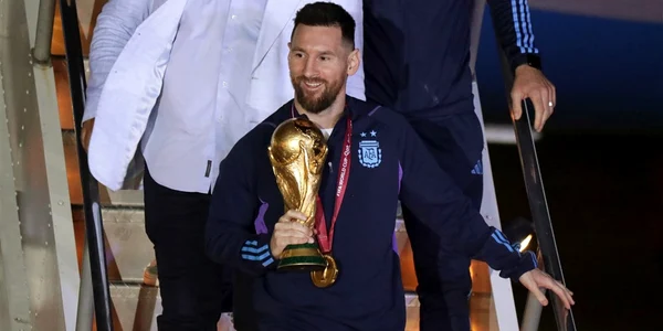 Lionel Messi ajunge la Buenos Aires cu Cupa Mondiala Foto EPA EFE