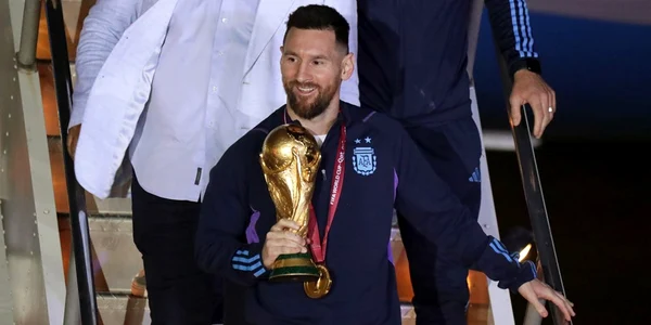 Lionel Messi ajunge la Buenos Aires cu Cupa Mondiala Foto EPA EFE