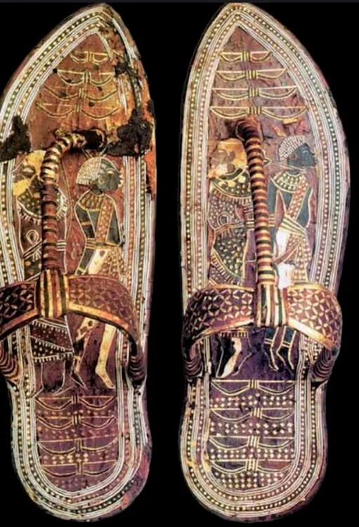 Sandalele lui Tutankhamon (© Erwin Müller Schneider / Wikimedia Commons)