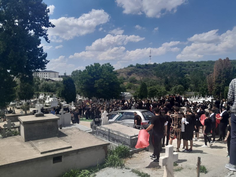 Flavius, sportivul care s-a înecat în Olt, a fost condus pe ultimul drum. Liceul a amânat festivitatea de absolvire FOTO