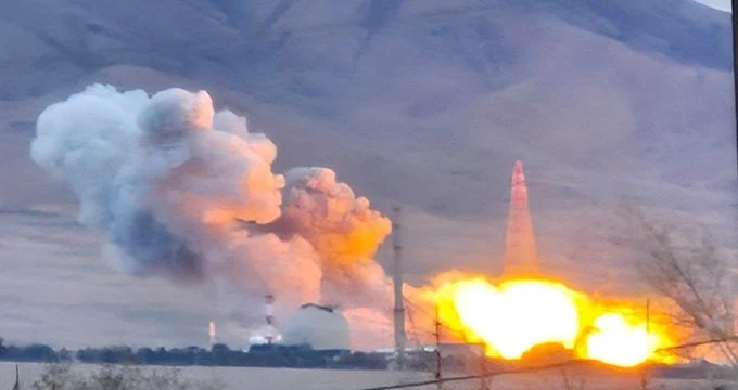 Israelul a bombardat două instalații nucleare ale Iranului și două uzine siderurgice