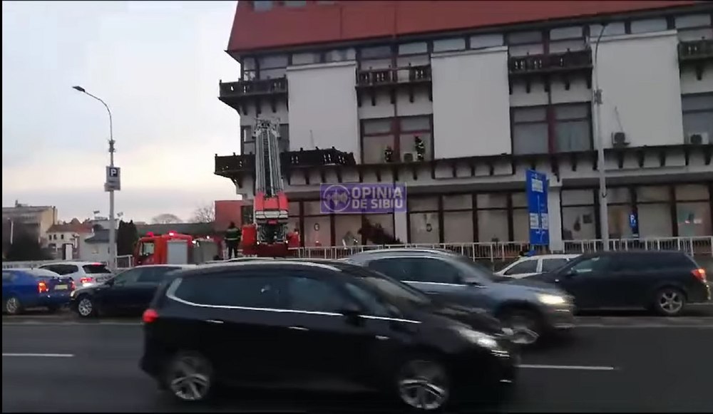 Vijelia a făcut ravagii la Sibiu. Localnicii, sfătuiți să stea la adăpost. Biserica Catolică, avariată UPDATE