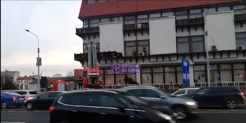 Bucăți din balconul celui mai vechi complex comercial din Sibiu desprinse de o vijelie puternică Captură video Opinia de Sibiu