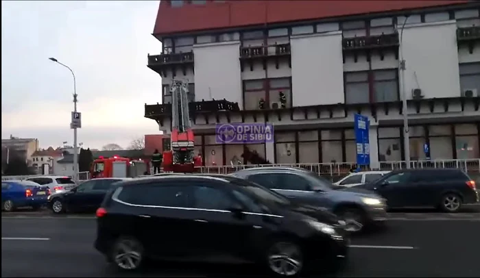 Balconul unui complex comercial din Sibiu desprins de vijelie Captură video Opinia de Sibiu