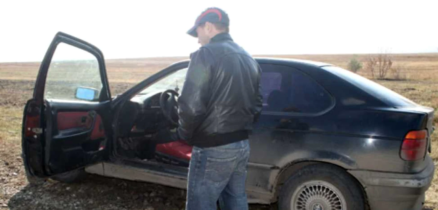 Una dintre maşinile cu care traficanţii cărau ţigările a fost confiscată 